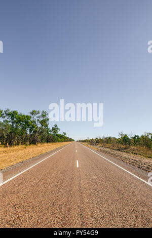 Vertikale Bild eines Pfeils gerade Straße im Outback von Queensland, Australien Stockfoto