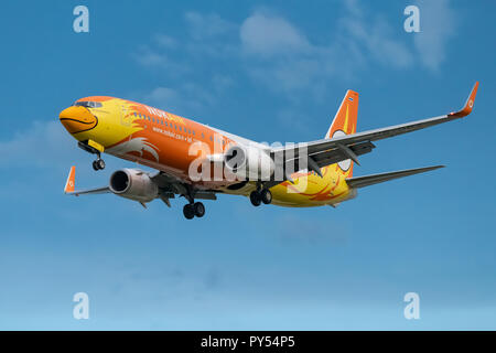 Internationaler Flughafen Chiang Mai, Chiang Mai, Thailand - Okt. 20, 2018: Nok Air Boeing 737-800 mit der Start- und Landebahn gefüttert und Absteigend für die Landung. Stockfoto