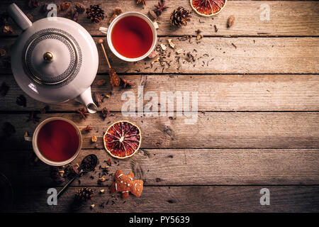 Teekanne und Tasse Tee mit Platz für Ihren Text auf hölzernen Tisch Stockfoto