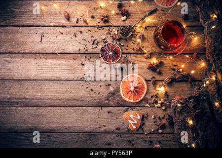 Tasse heißen Tee von Zitrusfrüchten. Warme Atmosphäre, Heiligabend Stockfoto