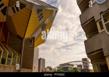 Rotterdam, Niederlande - 27. Mai: Der Cube Häuser (Kubuswoningen) in Rotterdam am 27. Mai 2017. Niederländischen Architekten Piet Blom entworfen von Rotterdam Cube Hou Stockfoto