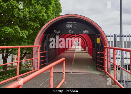 Die Fußgängerzone und den Gehweg von der SEK über die Clydeside Express Way in Glasgow, Schottland, Großbritannien Stockfoto