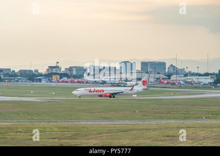 Internationaler Flughafen Chiang Mai, Chiang Mai, Thailand - Okt. 20, 2018: Thai Lion Boeing 737 ist das Rollen auf die Piste zum Abheben Stockfoto