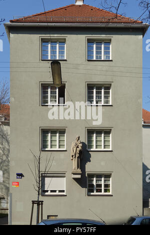 Wien, Gemeindebau der Zwischenkriegszeit, ehemaliges Familienasyl St. Josef, Ettenreichgasse 42 - 44, Franz Wiesmann Stockfoto