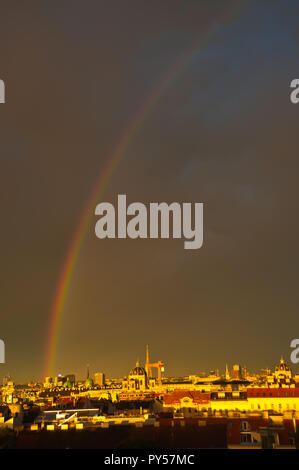 Wien, Stadtpanorama mit Regenbogen - Rainbow über Wien Stockfoto