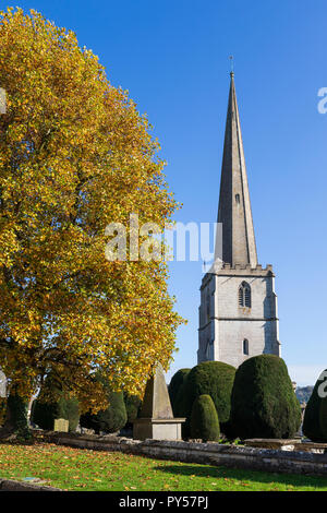 Painswick St Mary's Pfarrkirche mit herbstlich gefärbten Bäumen am Nachmittag, Sonnenschein, Painswick, Cotswolds, Gloucestershire, England, Vereinigtes Königreich Stockfoto