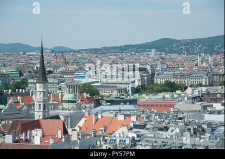 Wienpanorama, Blick vom Stephansdom auf die Innenstadt, links Michaelergruft und Parlament Stockfoto