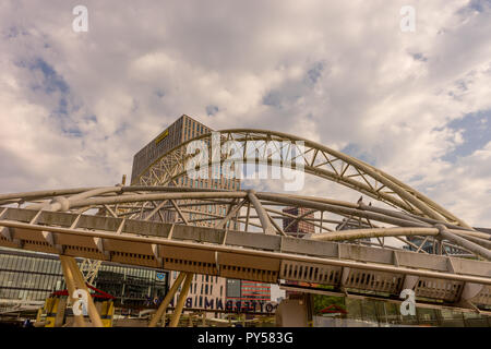 Rotterdam, Niederlande - 27. Mai: Stahlkonstruktion vor Stedin Gebäude in Rotterdam am 27. Mai 2017. Rotterdam ist eine wichtige Hafenstadt im Niederländischen pr Stockfoto