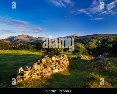 Querformat S auf Snowdon (hinten L) & Llanberis Lake (Llyn Padarn), die abgerundete Spitze der Moel Eilio & Cefn Du schiefer Tipps (Mitte hinten). Stockfoto