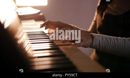 Ein Baby spielt Klavier auf Musik Lektion. Schönen Sonnenlicht Stockfoto