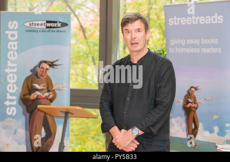 Streetreads-Straße arbeiten Projekt Loraine McGrath Straße arbeitet Ian Rankin, Nicola Sturgeon Projekt zielt darauf ab, die Bücher zu Obdachlosen die ihnen/den Stockfoto