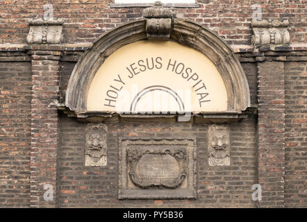 Zeichen und geschnitzte Gedenktafel außerhalb des 17. Jahrhunderts Heilige Jesus Krankenhausgebäude in Newcastle upon Tyne, North East England, Großbritannien Stockfoto