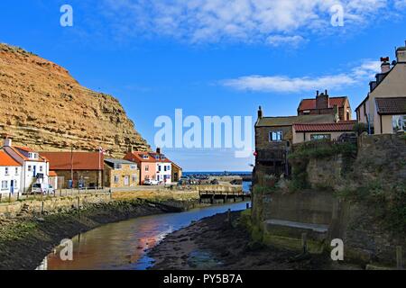 Malerische Aussicht auf Hafen, Staithes in North Yorkshire, auf blauem Himmel denken Tag im Spätherbst. Stockfoto