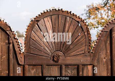 Traditionelle handgeschnitzte Symbolische alte Tor Fragment. Vögel und Sonne Motive auf das Tor. Traditionelle tor Motive. Für den Hintergrund. Stockfoto