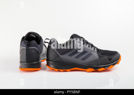 Afife, Portugal - Oktober 24, 2018: adidas Running Schuhe. Adidas, multinationales Unternehmen. Auf weiß isoliert. Produkt Fotos Stockfoto