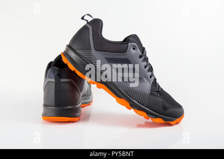 Afife, Portugal - Oktober 24, 2018: adidas Running Schuhe. Adidas, multinationales Unternehmen. Auf weiß isoliert. Produkt Fotos Stockfoto