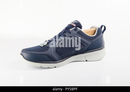 Afife, Portugal - Oktober 25, 2018: Skechers läuft Stiefel. Skechers, multinationales Unternehmen. Auf weiß isoliert. Produkt Fotos Stockfoto