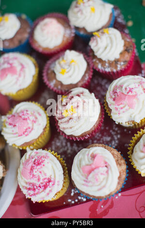 Frosted Cup Cakes auf einem an einer im Markt. Stockfoto