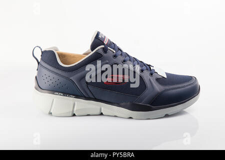 Afife, Portugal - Oktober 25, 2018: Skechers läuft Stiefel. Skechers, multinationales Unternehmen. Auf weiß isoliert. Produkt Fotos Stockfoto