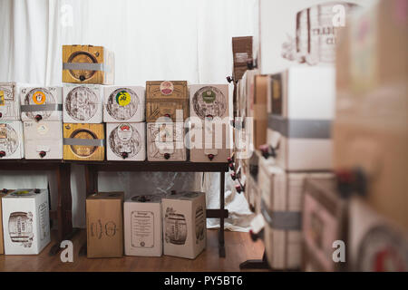 Schachteln von Apfelwein auf ein Essen und Trinken Festival in Bristol, Großbritannien Stockfoto