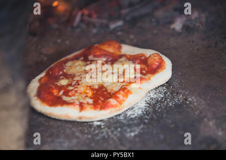 Handgefertigte Pizza auf ein hausgemachtes, outdoor Pizza in Bristol, England, Großbritannien Stockfoto