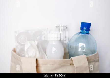 Zusammensetzung mit Eco tissyue Beutel, Papier, verwendet, für Eier, Verpackungen, Kunststoff, Glas, für das Recycling vorbereitet. Verringern, Wiederverwenden und Recyceln Konzept. Flach Stockfoto