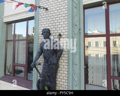 Nischni Nowgorod, Russland - 29 AUGUST, 2016: Die Skulptur Arbeiter und Kollektive Farm auf der Fassade der Wolga Reederei in Nischni Nowgorod. Sc Stockfoto