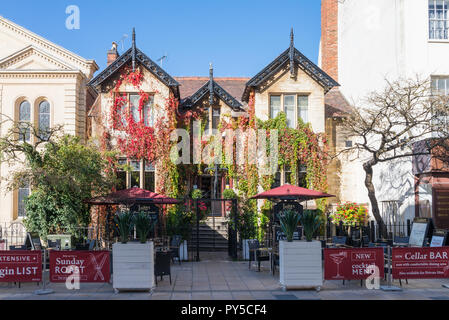 Schneider pub, Bar und Restaurant in Cambray Road, Cheltenham. Vordere abgedeckt in wildem Efeu. Stockfoto