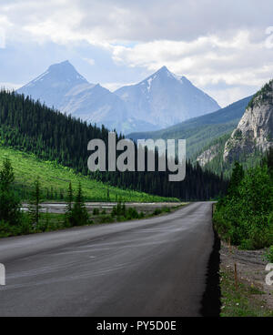 Panorama der dramatischen Landschaft entlang des Icefields Parkway, Kanada Stockfoto