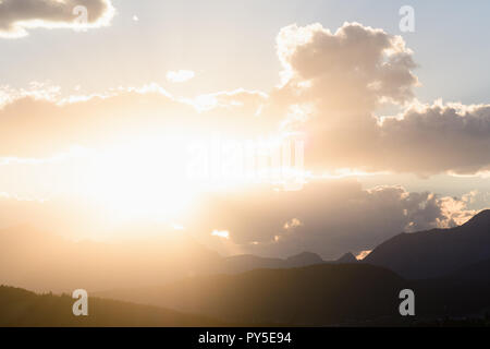 Sun Peaks von hinter den Wolken über Crowsnest Berg und Sieben Schwestern Berg Stockfoto