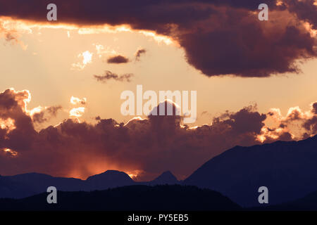 Sun Peaks von hinter den Wolken über Crowsnest Berg und Sieben Schwestern Berg Stockfoto