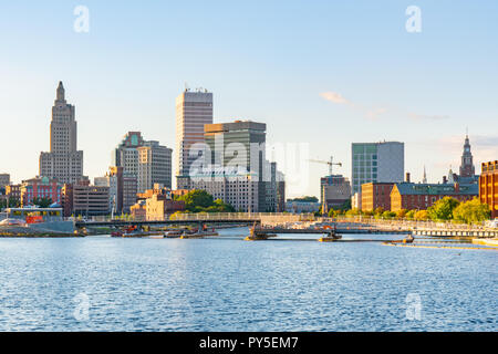 PROVIDENCE, RI - September 29, 2018: Skyline von Providence, Rhode Island, bei Sonnenuntergang entlang der Vorsehung Fluss Stockfoto