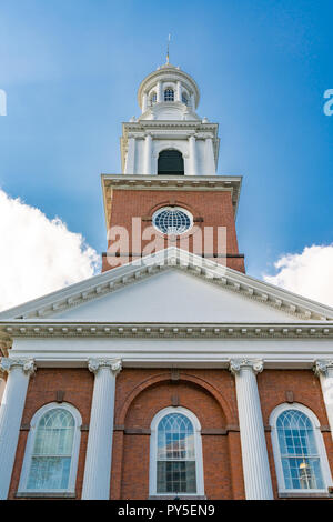 NEW HAVEN, CT - 29. SEPTEMBER 2018: die Fassade der Vereinigten Kirche auf dem Grün. Dieses Gemeindehaus der Vereinigten Kirche Christi wurde 1814 gebaut Stockfoto