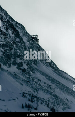 Abgebrochene winter mountain Fire Tower Stockfoto