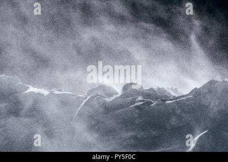 Wind weht frischer Schnee über einen Damm Stockfoto