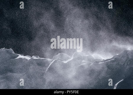 Wind weht frischer Schnee über einen Damm Stockfoto