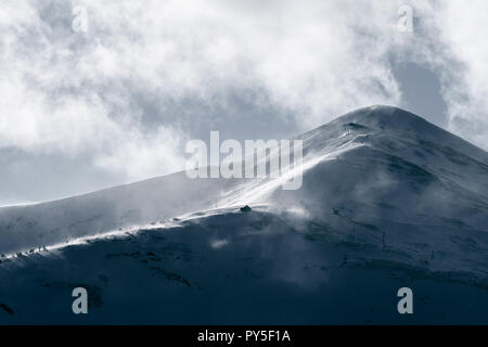 Strengen Winters weht Schnee über Berg Stockfoto