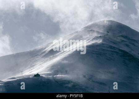 Strengen Winters weht Schnee über Berg Stockfoto