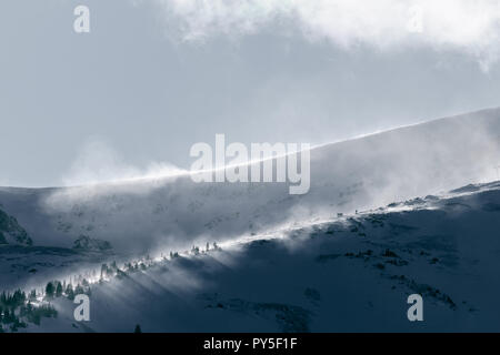 Strengen Winters weht Schnee über Berg Stockfoto