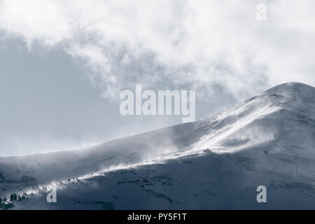 Strengen Winters weht Schnee über Berg Stockfoto