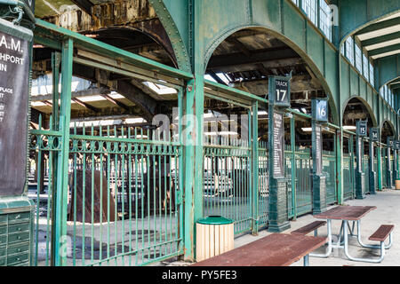 JERSEY CITY, NJ - 29. SEPTEMBER 2018: Railroad Terminal in der historischen Central Railroad von New Jersey in Jersey City, New Jersey Stockfoto