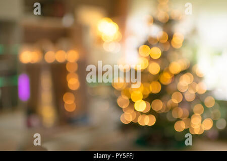 Hintergrund: Verschwommenes Wohnzimmer mit beleuchteten Weihnachtsbaum Stockfoto