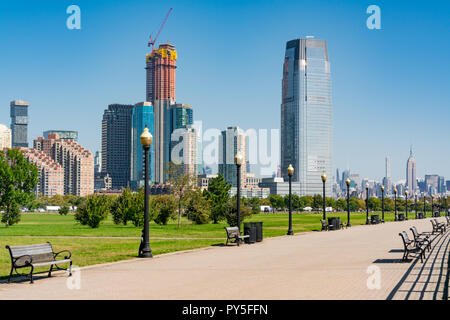 JERSEY CITY, NJ - 29. SEPTEMBER 2018: Skyline von Jersey City, New Jersey an Pfad in Liberty State Park Stockfoto