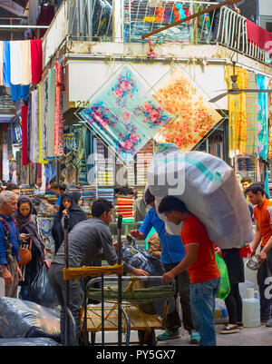 Teheran, Iran - 22. MAI 2017: Menschen in Teheran Grand Basar in Teheran, Iran. Der große Basar ist der wichtigste Markt von Teheran Stockfoto
