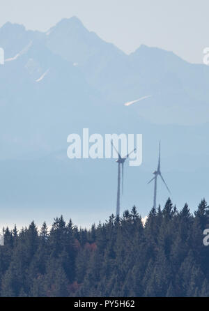 Oberried, Deutschland. 25 Okt, 2018. Zwei Windkraftanlagen vor dem Hintergrund der Schweizer Alpen. Quelle: Patrick Seeger/dpa/Alamy leben Nachrichten Stockfoto