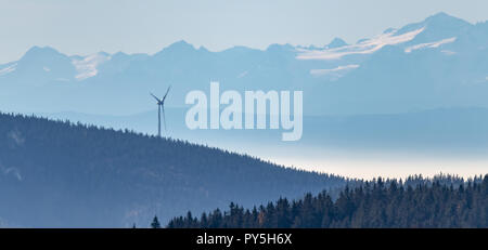 Oberried, Deutschland. 25 Okt, 2018. Eine Windenergieanlage steht vor dem Hintergrund der Schweizer Alpen. Quelle: Patrick Seeger/dpa/Alamy leben Nachrichten Stockfoto