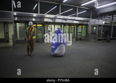 Queens, New York, USA. 24 Okt, 2018. KNIGHTSCOPE'S K5 Roboter ist außerhalb der Gepäckausgabe am Terminal B in LaGuardia Airport in Queens, New York, gezeigt. Die K5-Einheiten alles mit Kameras, Mikrofone und Sensoren. Quelle sagt, dass mit der Einführung von 5G-Technologie berufen wie Wachpersonal und Gaming Überwachung Offiziere wird durch Automatisierung beseitigt werden. Credit: Brian Zweig Preis/ZUMA Draht/Alamy leben Nachrichten Stockfoto