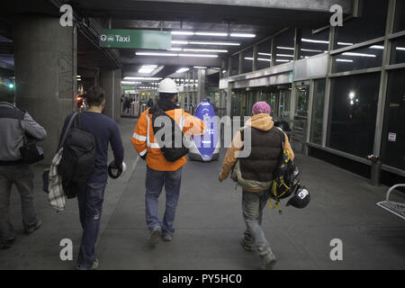 Queens, New York, USA. 24 Okt, 2018. KNIGHTSCOPE'S K5 Roboter ist außerhalb der Gepäckausgabe am Terminal B in LaGuardia Airport in Queens, New York, gezeigt. Die K5-Einheiten alles mit Kameras, Mikrofone und Sensoren. Quelle sagt, dass mit der Einführung von 5G-Technologie berufen wie Wachpersonal und Gaming Überwachung Offiziere wird durch Automatisierung beseitigt werden. Credit: Brian Zweig Preis/ZUMA Draht/Alamy leben Nachrichten Stockfoto