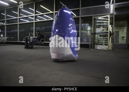 Queens, New York, USA. 24 Okt, 2018. KNIGHTSCOPE'S K5 Roboter ist außerhalb der Gepäckausgabe am Terminal B in LaGuardia Airport in Queens, New York, gezeigt. Die K5-Einheiten alles mit Kameras, Mikrofone und Sensoren. Quelle sagt, dass mit der Einführung von 5G-Technologie berufen wie Wachpersonal und Gaming Überwachung Offiziere wird durch Automatisierung beseitigt werden. Credit: Brian Zweig Preis/ZUMA Draht/Alamy leben Nachrichten Stockfoto