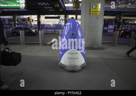 Queens, New York, USA. 24 Okt, 2018. KNIGHTSCOPE'S K5 Roboter ist außerhalb der Gepäckausgabe am Terminal B in LaGuardia Airport in Queens, New York, gezeigt. Die K5-Einheiten alles mit Kameras, Mikrofone und Sensoren. Quelle sagt, dass mit der Einführung von 5G-Technologie berufen wie Wachpersonal und Gaming Überwachung Offiziere wird durch Automatisierung beseitigt werden. Credit: Brian Zweig Preis/ZUMA Draht/Alamy leben Nachrichten Stockfoto